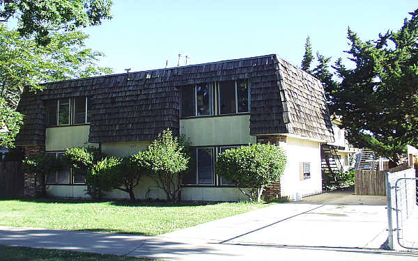 411 E Elm St in Lodi, CA - Building Photo