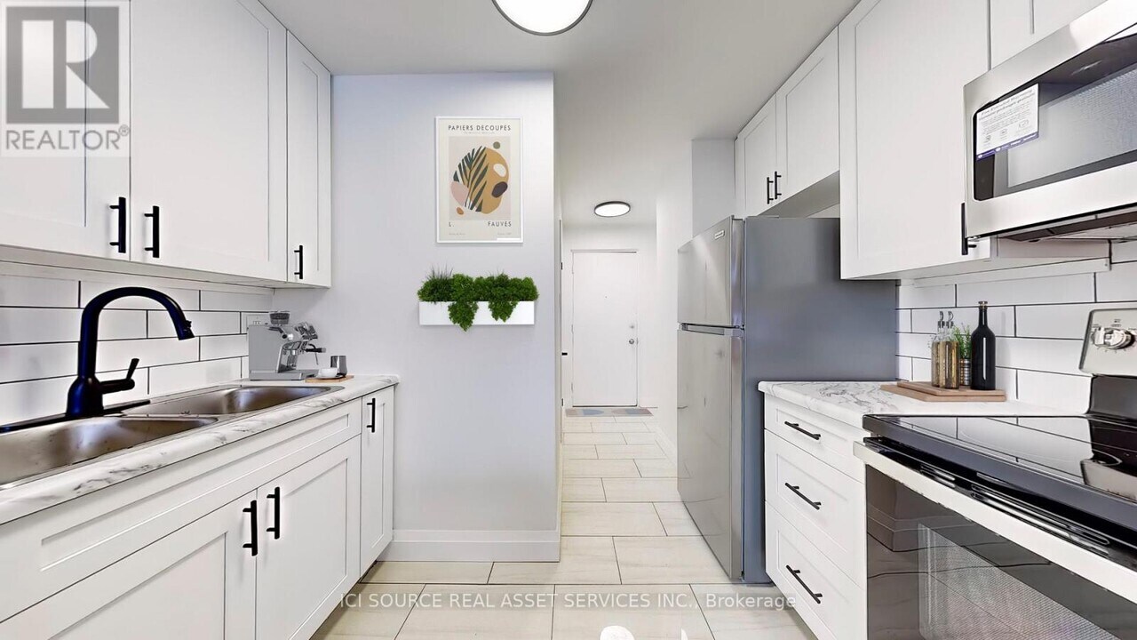 35-35 Swordbill Dr in Toronto, ON - Building Photo