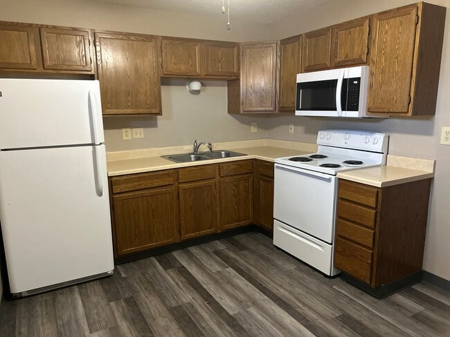 South Pine Apartments in Hastings, NE - Building Photo - Building Photo