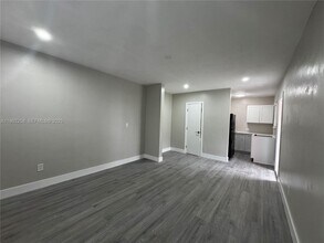 2377 NW 35th St in Miami, FL - Foto de edificio - Building Photo