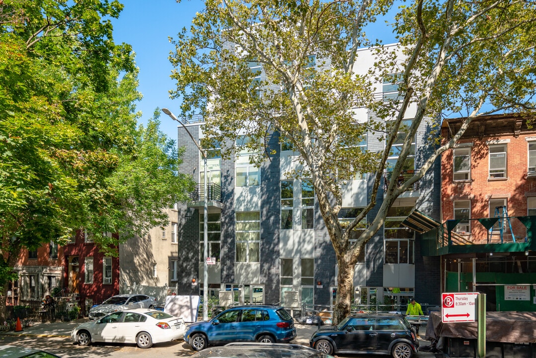 93 Waverly Ave in Brooklyn, NY - Foto de edificio