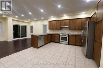 26 Red Ash Ct in Brampton, ON - Building Photo - Building Photo