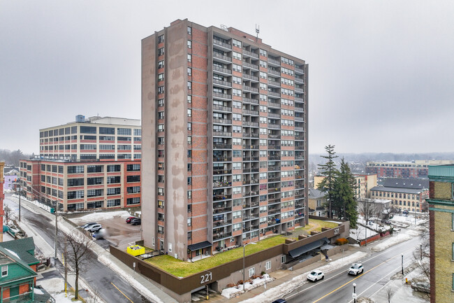 Queen in Kitchener, ON - Building Photo - Primary Photo