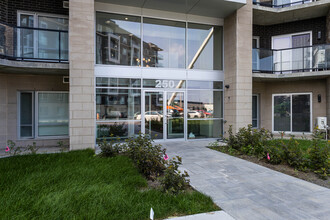 240 Hymus Boul in Pointe-claire, QC - Building Photo - Building Photo