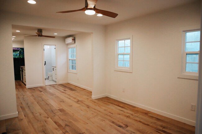 6742 De Longpre Ave in Los Angeles, CA - Foto de edificio - Building Photo