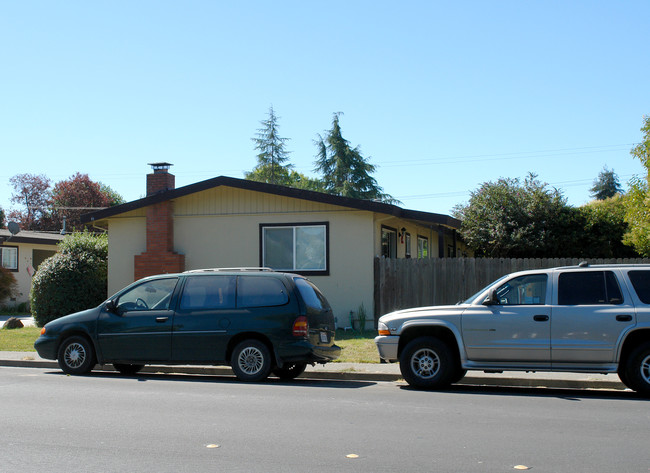 95 Arlen Dr in Rohnert Park, CA - Building Photo - Building Photo