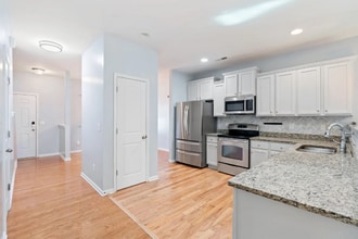 4221 Lochurst Dr in Winston-Salem, NC - Foto de edificio - Building Photo