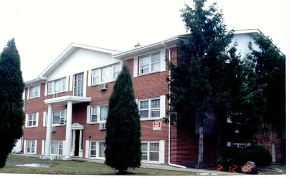 Williamsburg Village Apartments in Schiller Park, IL - Building Photo