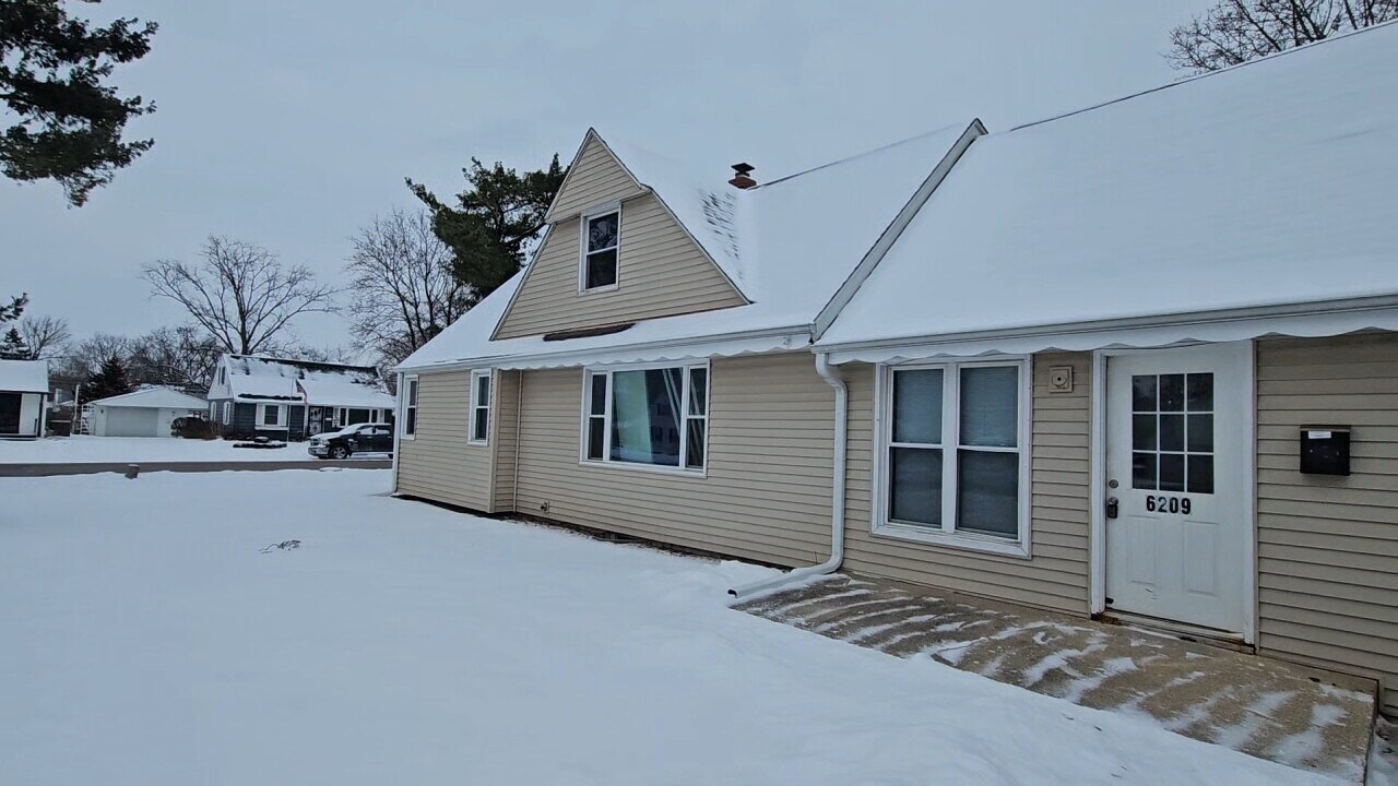 6209 Pleasant Ave in Loves Park, IL - Building Photo