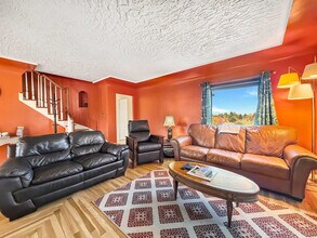 1430 W Hendrickson Rd in Sequim, WA - Foto de edificio - Building Photo