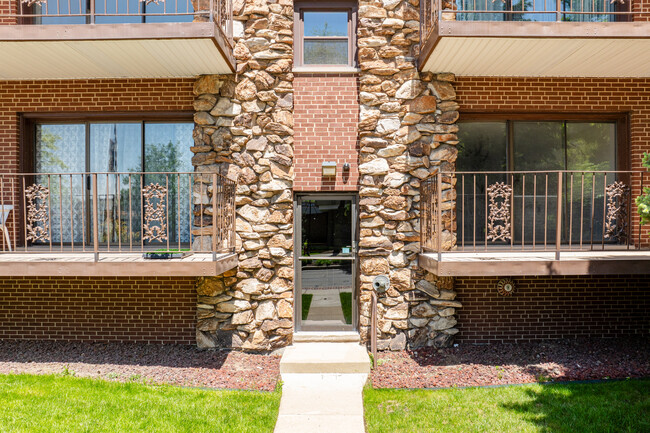 Oakton Terrace in Skokie, IL - Building Photo - Building Photo