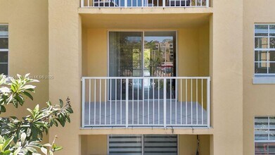 19555 E Country Club Dr in Aventura, FL - Building Photo - Building Photo