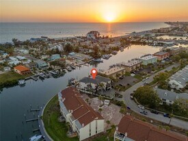 12400 Capri Cir N in Treasure Island, FL - Building Photo