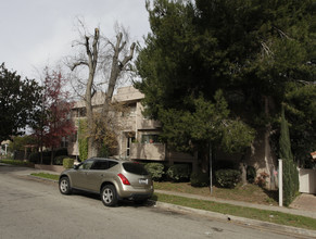 Tri Tiara Apartments in Van Nuys, CA - Building Photo - Building Photo