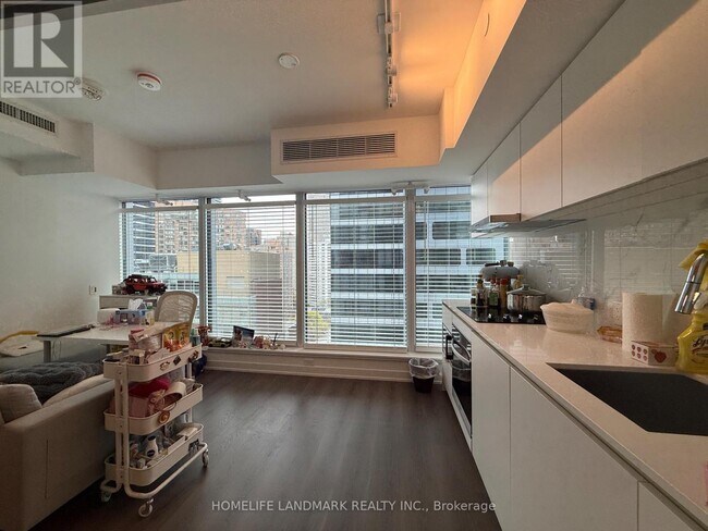 8 Wellesley St W in Toronto, ON - Building Photo - Building Photo