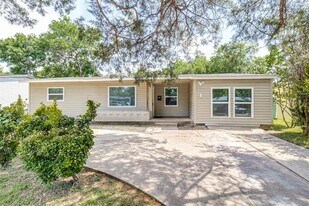 11524 Strand St in Dallas, TX - Building Photo