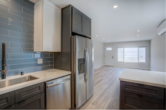 2047 Diamond St in San Diego, CA - Building Photo - Building Photo