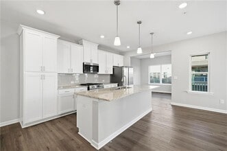 318 Commons Ave in Woodstock, GA - Building Photo - Building Photo