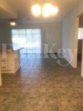 305 NE Floresta Dr in Port St. Lucie, FL - Foto de edificio - Building Photo