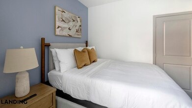 1001 S Center St in Arlington, TX - Foto de edificio - Building Photo