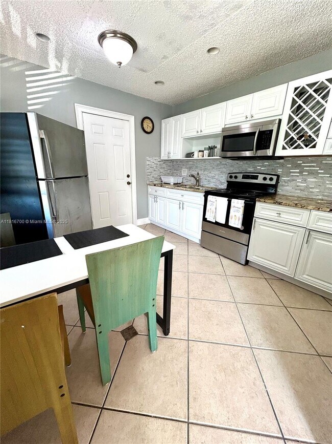 5726 SW 20th St in Miami, FL - Building Photo - Building Photo