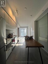 181 Dundas St E in Toronto, ON - Building Photo