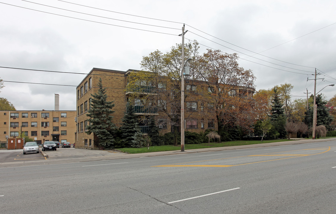 Ridley Manor in Toronto, ON - Building Photo