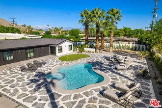 538 E Miraleste Ct in Palm Springs, CA - Foto de edificio - Building Photo