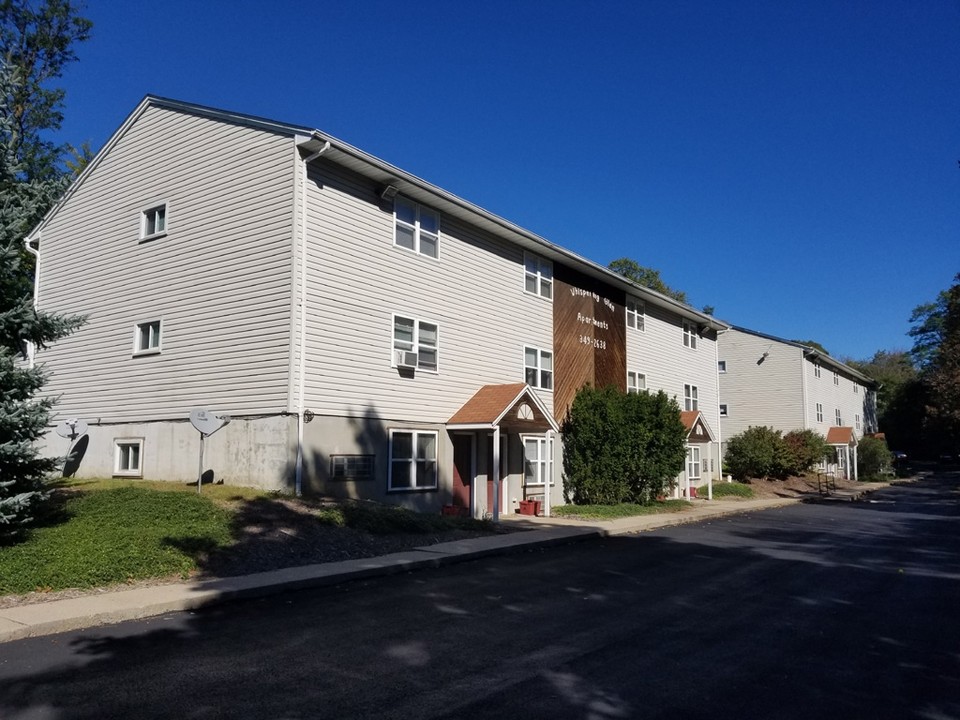 Whispering Glenn Apartments in Indiana, PA - Foto de edificio