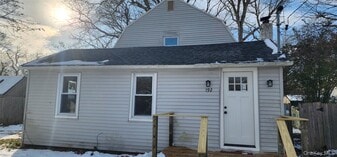 192 Cypress Dr in Mastic Beach, NY - Building Photo