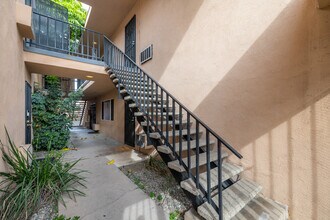 Victory Varna in Van Nuys, CA - Building Photo - Lobby