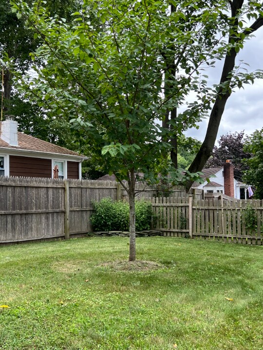 33 Laurel Rd in Kings Park, NY - Building Photo