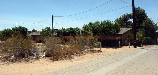 Hillcrest Apartments in Apple Valley, CA - Building Photo - Building Photo