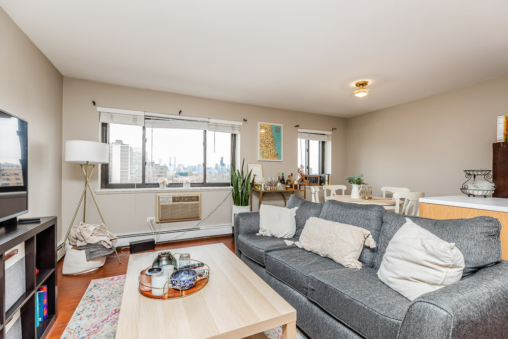 607 W Wrightwood Ave, Unit 815 in Chicago, IL - Building Photo