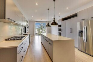 1708 W Cermak Rd, Unit 3W in Chicago, IL - Building Photo