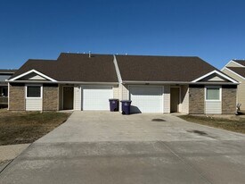 512 Grainfield St in Manhattan, KS - Building Photo