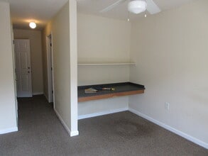 120 Yellowstone Dr in Charlottesville, VA - Foto de edificio - Building Photo