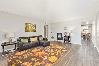 Dakota Creek Apartment Homes in Upland, CA - Foto de edificio - Building Photo