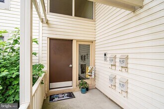 10-U-10 Avon Dr in East Windsor, NJ - Building Photo - Building Photo