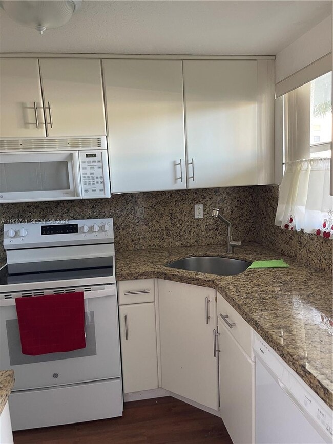 8515 Sunrise Lakes Blvd in Sunrise, FL - Building Photo - Building Photo