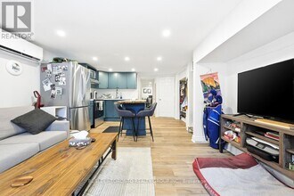 826 Carlaw Ave in Toronto, ON - Building Photo - Building Photo