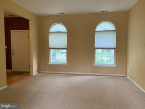 35 Oakmont Terrace in East Windsor, NJ - Building Photo - Building Photo