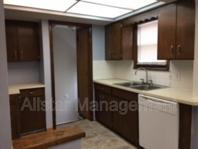 5607 Westlake Ave in Parma, OH - Building Photo - Building Photo