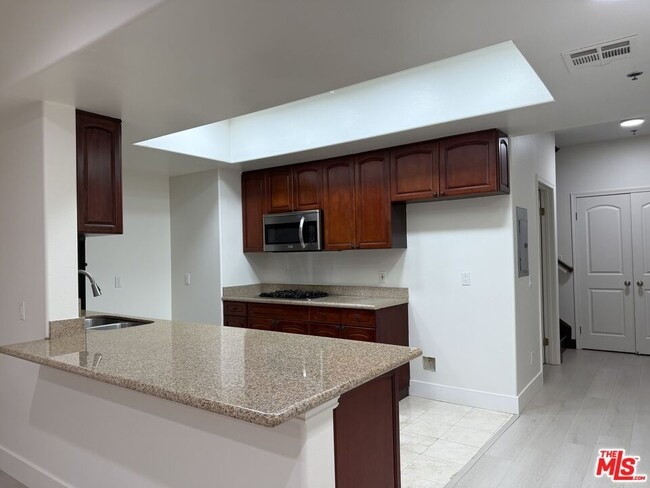 962 S Gramercy Dr in Los Angeles, CA - Building Photo - Building Photo