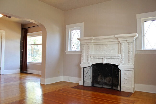 1483 NE Going St