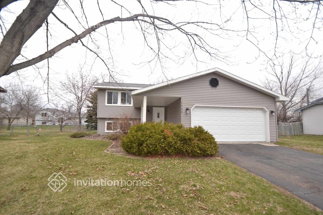 7232 114th Ave N in Champlin, MN - Building Photo
