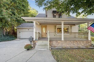 624 E Main St in Brighton, MI - Building Photo