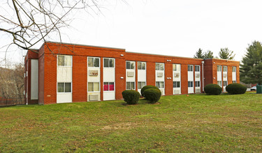 Pine Cone Village in Baden, PA - Foto de edificio - Building Photo