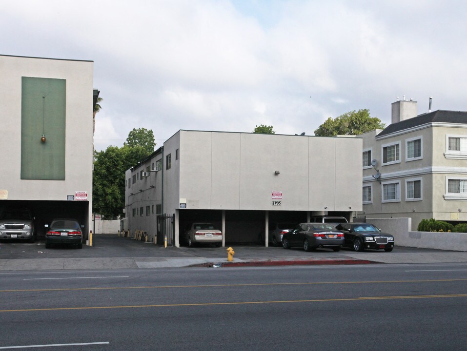 6705 Woodman Ave in Van Nuys, CA - Building Photo