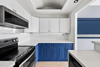 7545 E Treasure Dr, Unit 10H in North Bay Village, FL - Building Photo - Building Photo